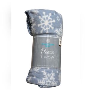 Comfort Bay Light Blue and White Snowflake Fleece Throw